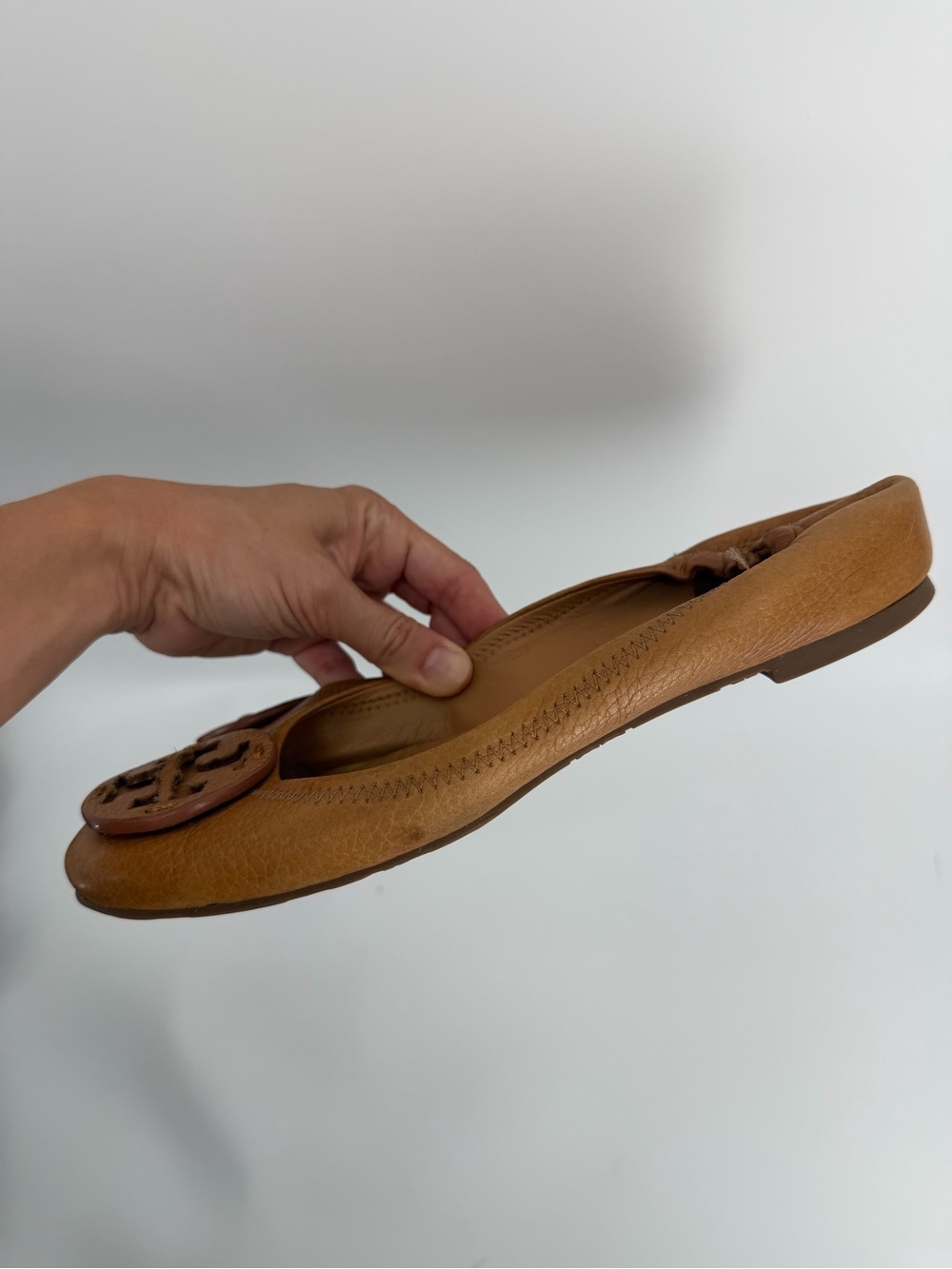 Tory Burch Women's Casual Shoes Reva Flat Tan Logo Leather Size 8.5 - Picture 3 of 3